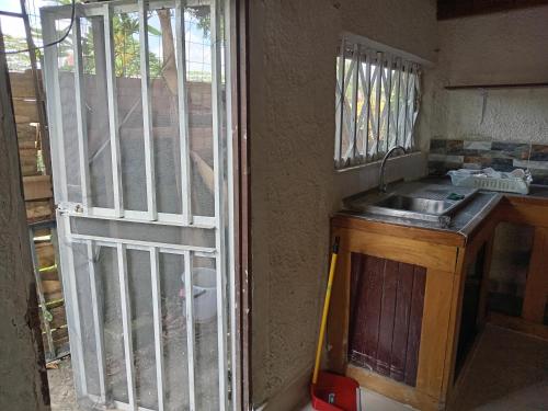 希门尼斯港Casa España的客房设有带铁门的厨房
