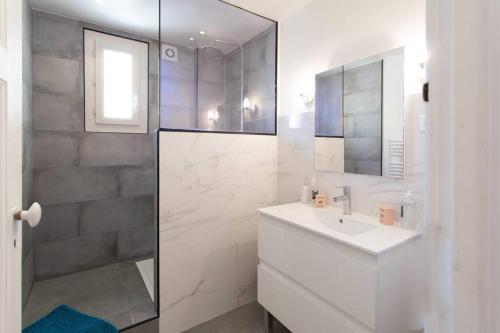 尼斯L1 Suite Auguste Valensin 10 min à pied Mer Clim&WIFI的白色的浴室设有水槽和淋浴。
