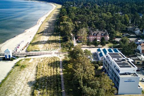 卢布明Hotel Seebrücke的享有海滩和房屋的空中景致