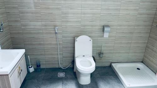 达累斯萨拉姆Morris Multi的一间带卫生间和淋浴的浴室