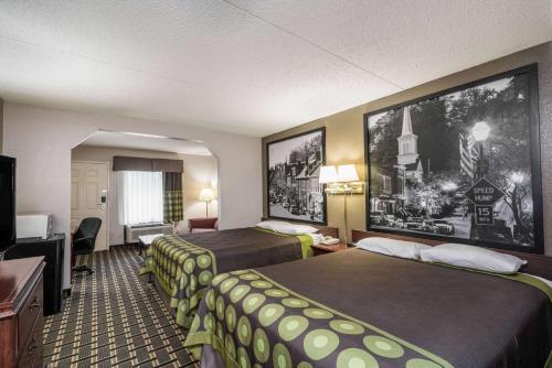 诺克斯维尔西诺克斯维尔速8酒店的酒店客房设有两张床和电视。