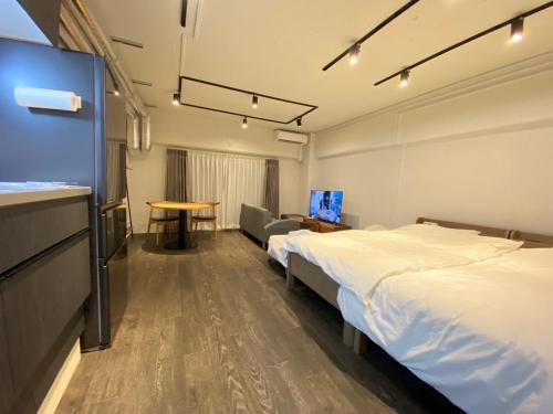 东京NIYS apartments 37 type的酒店客房设有两张床和一张桌子。