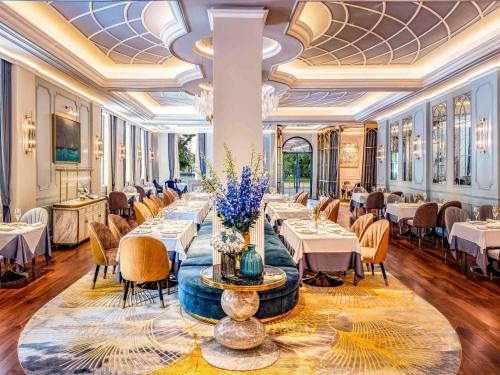 河内河内传奇新都城索菲特酒店的一间在房间内配有桌椅的餐厅