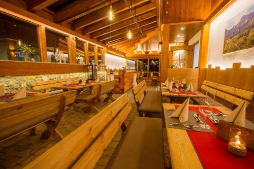列兴Berggasthof Lahnerhof的一间设有木凳和桌子的餐厅