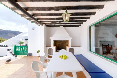 法马拉Famara Caracolillos, La Casa的白色的用餐室配有白色的桌椅