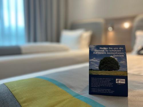 埃朗根Holiday Inn Express - Erlangen, an IHG Hotel的坐在床上的书