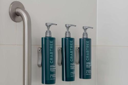什里夫波特什里夫波特希尔顿酒店的浴室里放着三瓶绿色洗发水