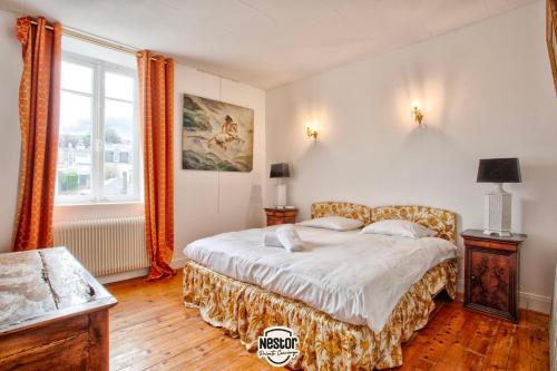 维莱尔维尔Villa Del Arte — Family house, sea view & parking的一间卧室配有床和橙色窗帘的窗户