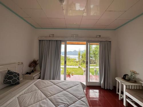 库布盼洛坎Gill Lake Batur的一间卧室设有一张床和一个滑动玻璃门