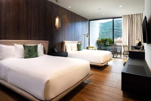 波哥大Salvio Parque 93 Bogota, Curio Collection by Hilton的酒店客房设有两张床和电视。