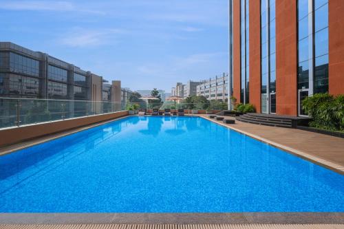 班加罗尔Aloft Bengaluru Outer Ring Road的大楼屋顶上的大型游泳池