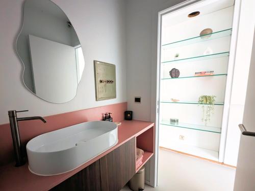 安特卫普Spacious and cosy apartment near Berchem Station的浴室设有白色水槽和镜子