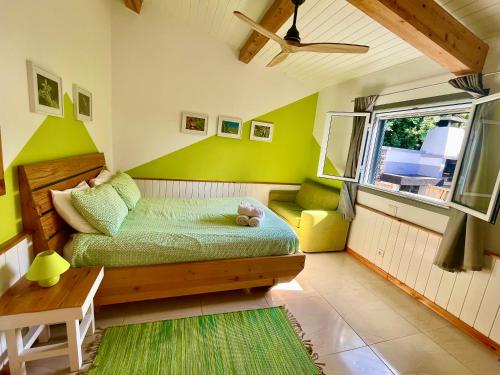 莫什泰鲁什Sea Roots "Garden Zone "的一间卧室配有一张床、一张桌子和一个窗户。