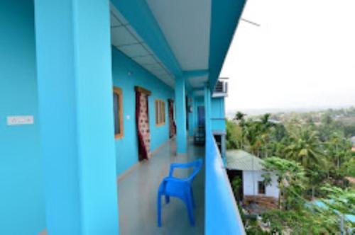 布莱尔港Pramod Bhawan , Port Blair的坐在房子阳台上的蓝色椅子