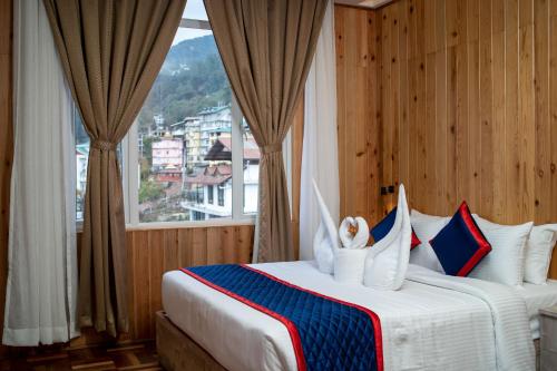 甘托克Zip By Spree Hotels Gangtok的一间卧室设有一张大床和窗户