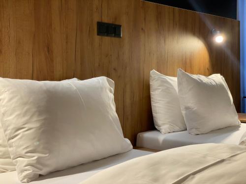 俄斯特拉发维斯塔贝斯特韦斯特酒店的床上铺有白色枕头的床