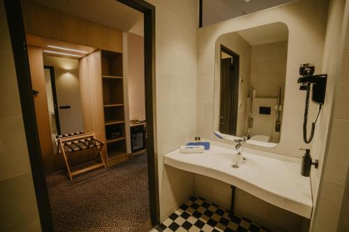 JõgevaCoop Hotell的一间带水槽和镜子的浴室