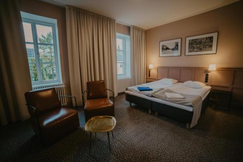 JõgevaCoop Hotell的配有一张床和一把椅子的酒店客房