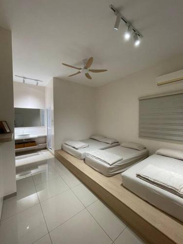 Yong PengLam Lee Durian Farm的白色客房的两张床,配有吊扇