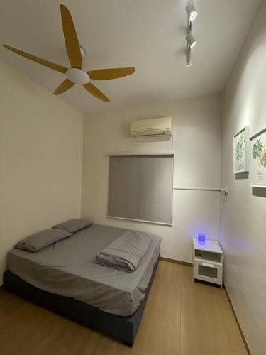 Yong PengLam Lee Durian Farm的一间卧室配有一张床和吊扇