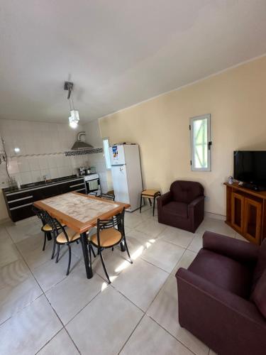 罗萨里奥Hostal Del Sol Temporario的厨房以及带桌椅的起居室。