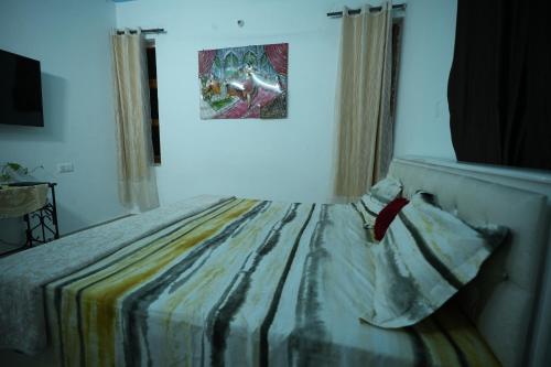 Kota BāghHill crest Kb Restaurant banquet的一间卧室配有一张壁画床