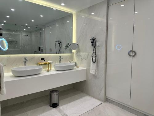 布尔班布尔班珍珠洲际酒店的一间带两个盥洗盆和淋浴的浴室