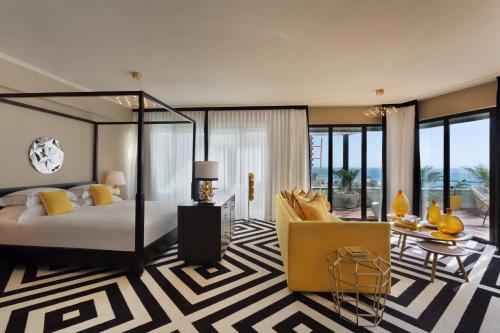 特拉维夫Brown Beach House Tel-Aviv, a member of Brown Hotels的一间卧室配有一张床、一张沙发和一张桌子