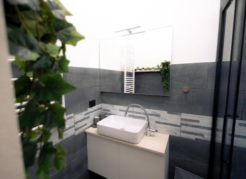 米兰tHE Keith Haring Home的浴室设有白色水槽和镜子