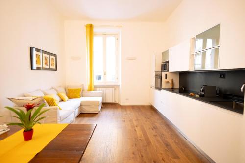 米兰tHE Keith Haring Home的一间带白色沙发的客厅和一间厨房