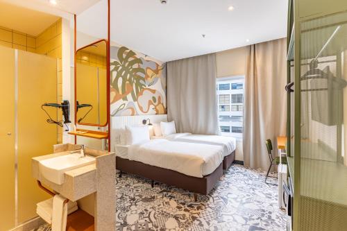 里约热内卢B&B HOTEL Santos Dumont的酒店客房设有床和水槽