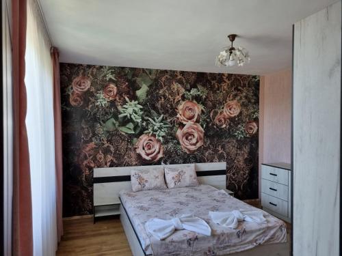 圣君士坦丁和海伦那Villa Sunny Day的卧室配有一张墙上玫瑰床。