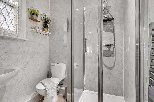 伦敦Lovely Kensington Apartments的带淋浴、卫生间和盥洗盆的浴室