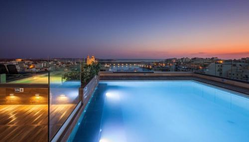 梅利哈索拉娜温泉酒店的一座建筑物屋顶上的游泳池