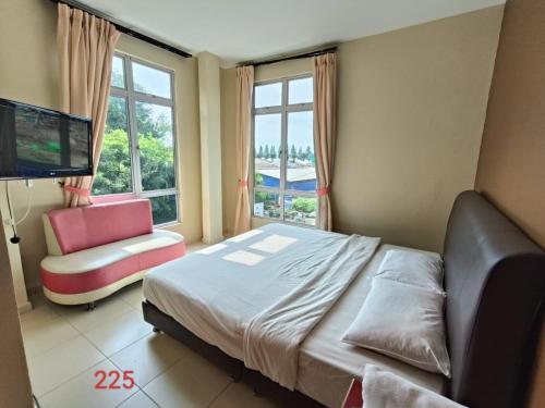马六甲Doris Hotel的一间卧室配有一张床、一张沙发和一台电视