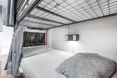 多伦多Samesun Toronto的一间卧室配有双层床