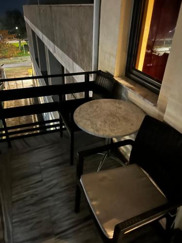 波格拉德茨Hotel Desaret的阳台配有桌椅