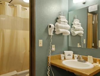 林垦日落酒店的浴室配有盥洗盆、镜子和毛巾