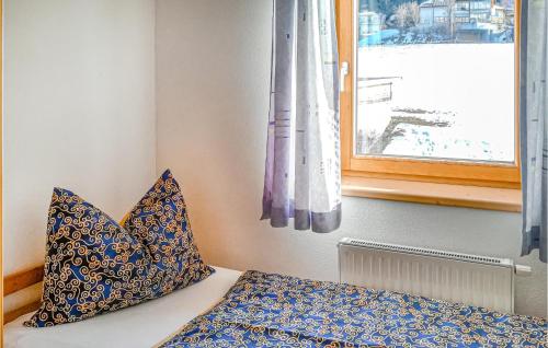 因斯布鲁克2 Bedroom Cozy Apartment In Patsch的配有枕头和窗户的床