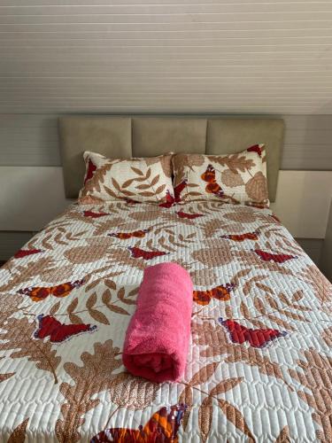 彼得马里茨堡M D J Hayfields Guest House的铺在床上的粉红色毛巾