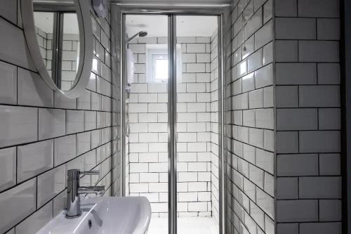 布莱克浦Blackpool Townhouse的一间带水槽和镜子的浴室