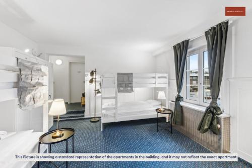 迪蒂孔Budget Living in the outskirts of Zurich的客房设有两张双层床和一扇窗户。