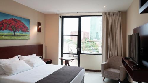 圣克鲁斯Chairu Eco Hotel的酒店的客房 - 带一张床、椅子和窗户