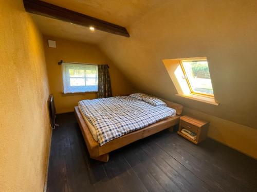 SoontagaSalu Jahimaja的一间小卧室,配有床和窗户