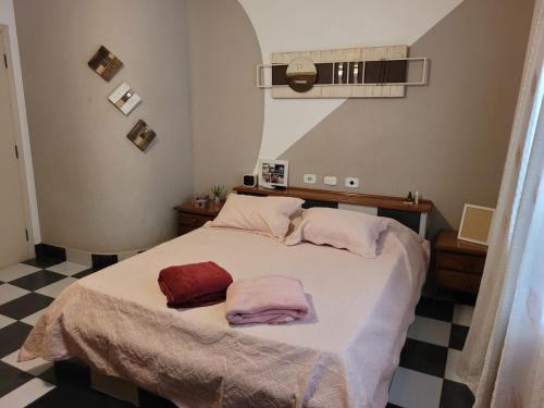 阿帕雷西达APTO DUPLEX 3 Dorm. em APARECIDA 600 m da basilica的一间卧室配有一张床,上面有两条毛巾