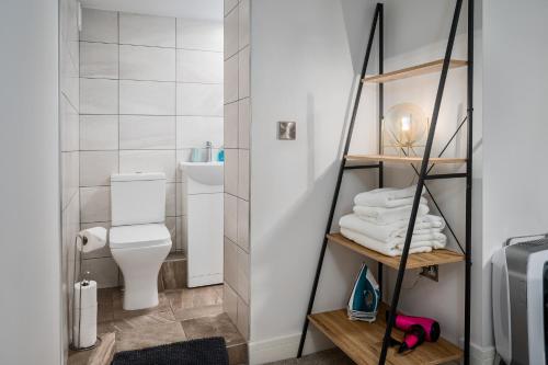 唐克斯特Coppergate Mews Apartment 4的一间小型浴室,配有白色卫生间和毛巾