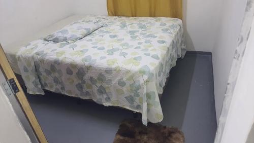 贝廷Apartamento em betim的一间卧室配有一张带鲜花毯子的床