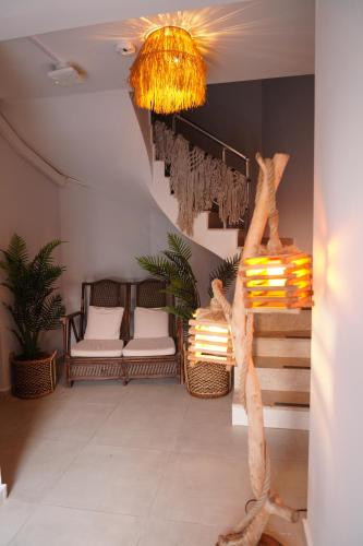 拉瑞LARA BOUTIQUE HOTEL Antalya的一间带椅子和吊灯的楼梯的房间