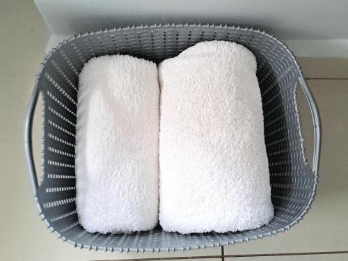 SandtonCozy Sparrow Hideaway的浴室里装满白色毛巾的篮子