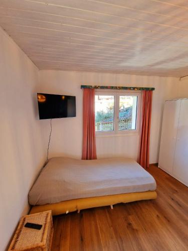 菲斯普Kunstplanet im Herzen der Alpen am Planetenweg的卧室配有一张床,墙上配有电视。